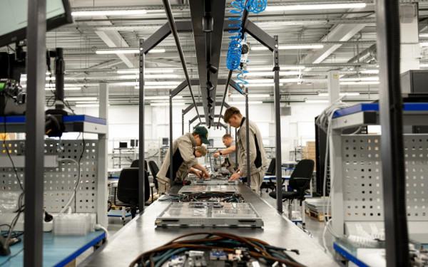 Команда маркетологов обсуждает стратегию